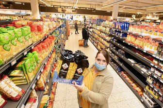 Enorme Nachfrage nach Mehl, Öl und Nudeln: Händler im Vogtland warnen vor Panikkäufen - Über 300 Sorten Teigwaren führt der Globus in Weischlitz. Die preisgünstigsten Nudelwaren (Regale rechts) seien ausverkauft, sagt Mitarbeiterin Sarah Derr.