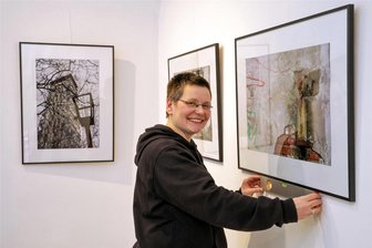 Enrica Kschonsek-Schröder: Videojournalistin und Fotografin stellt in der „Kleinen Galerie“ Hohenstein-Ernstthal aus - Als Videojournalistin ist Enrica Kschonsek-Schröder zwischen Lichtenstein und Penig bekannt wie der sprichwörtliche „bunte Hund“. In der „Kleinen Galerie“ in Hohenstein-Ernstthal zeigt sie sich jetzt von einer anderen Seite: Sie zeigt Fotos unter dem Motto „Ungeschönt JPG – zwischen Wald und Beton”.
