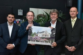 Enrico Weller wird neuer Professor in seiner Heimatstadt - Enrico Weller (rechts) wird ab dem Herbstsemester neuer Professor am Studiengang Musikinstrumentenbau Markneukirchen, der von Hannes Vereecke (links) geleitet wird. Die scheidenden Professoren Gunter Ziegenhals (2. von links) und Andreas Michel erhielten zum Abschied auch ein Stück Merz-Villa für das eigene Heim. 