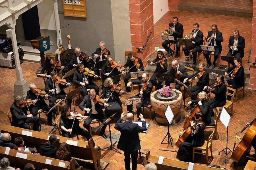 Ensemble Amadeus will mit hochkarätigen Gästen feiern - Das Ensemble Amadeus unter Leitung von Normann Kästner, hier bei einem Konzert in der St.-Martinskirche Meerane, wird nächstes Jahr 25 Jahre alt.