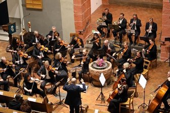 Ensemble Amadeus will mit hochkarätigen Gästen feiern - Das Ensemble Amadeus unter Leitung von Normann Kästner, hier bei einem Konzert in der St.-Martinskirche Meerane, wird nächstes Jahr 25 Jahre alt.