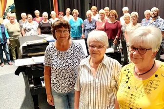 Ensemble startet wieder - mit Ehrungen und Noten - Helga Fiedler (Mitte) singt seit 72 Jahren im Auer Blema-Chor "Gerhard Hirsch" mit. Auf 56 beziehungsweise 51 Jahre Zugehörigkeit blicken Kristina Speri (rechts) und Petra Händel. Am Sonnabend endet für alle die lange Konzertpause.
