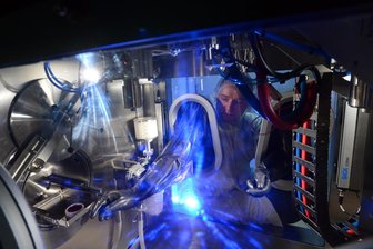 Entdecke die Zukunft der Werkstoffe: Freibergs Schüleruniversität öffnet Türen - In der Winter-Werkstoffwoche werden Materialien im Forschungslabor getestet.