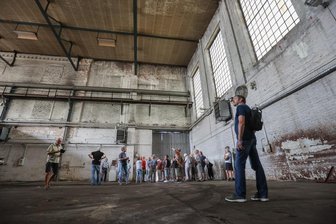 Entdeckertour im Chemnitzer Spinnbau: "Die Nostalgie führt uns hierher" - In dieser Werkhalle befand sich zunächst eine Schmiede, später die Bohrerei und Hobelei des VEB Spinnereimaschinenbaus. Es riecht noch heute nach Öl. Der Kran in der 13 Meter hohen Halle hat noch Tüv.