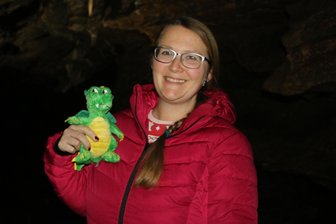Entdeckt vor 100 Jahren: Drachenhöhle Syrau fiebert Jubiläum entgegen - Höhlenchefin Manuela Schindler mit Maskottchen Drache Justus.