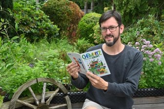 Entdeckungen im Stadtgrün - Landschaftsarchitekt Florian Etterer im heimischen Garten in Adelsberg mit der ersten Ausgabe des Magazins "Chemnitz grünt". Seit drei Jahren wohnt er mit seiner Familie in Chemnitz. 