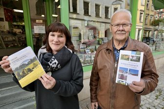 Entdeckungsreise durchs literarische Erzgebirge: Werke regionaler Autoren im Fokus - Buchhändlerin Claudia Lindner (li.) und Autor Eberhard Börner aus Neuwürschnitz vor dem Stollberger Buchladen „Buch und Kunst“.