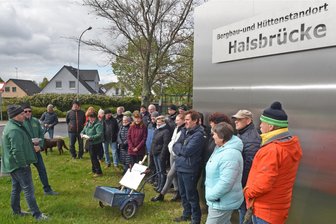 Entdeckungsreise mit dem Siedlerverein Halsbrücke: Wo Zar Peter der Große das Montanwesen studierte - Falk Beger, links begrüßt die 40 Teilnehmer zur Bilderwanderung.