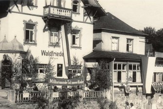 Enteignung an der Wahlurne: Vor 75 Jahren verloren nach einem Volksbegehren Nazis und Kriegsverbrecher in Sachsen ihre Unternehmen - "Militarismus: Tod unserer Kinder". Eine Losung am Gasthaus "Waldfriede" in Augustusburg, das im Juni 1946 Wahllokal für das sächsische Volksbegehren zur Enteignung von Industrieunternehmen, die Kriegsverbrechern und ehemaligen NS-Funktionären gehörten, war.