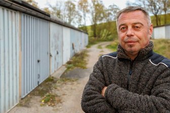 Enteignung von 500 Garagen in Schönheide - Miete zahlen für bereits Gekauftes? - Steffen Reichelt vorm Garagenkomplex im Schwarzwinkel in Schönheide. Er und die anderen Besitzer fühlen sich verunsichert, was die Zukunft der Unterstellmöglichkeiten betrifft.