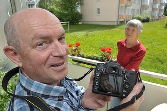 Der Blumenkasten auf dem Balkon ihrer Wohnung im Freiberger Wohngebiet Wasserberg ist wieder bepflanzt. Doch zahlreiche Fotos erinnern Ingrid und Ulrich Lott noch an die ungewöhnlichen Gäste.