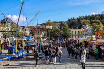 Entenangeln, Bungeespringen und Weltraumraketen gehörten zu den Attraktionen der Kirmes in Thum - Das Volksfest war gut besucht. Am Sonntag tummelten sich viele Familien mit Kindern auf dem Kirmesgelände.