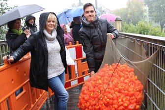 Entenrennen: Spitzengruppe kommt nach 20 Minuten ins Ziel - Beim Entenrennen in Flöha sorgten Dennis Kästner (r.) und Evelyn Trocha für die "Startaufstellung". Insgesamt wurden 1100 Enten ins Rennen geschickt.
