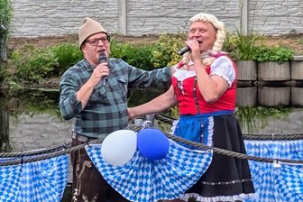 Ententeich statt Elbufer: „Entenmania“ im Erzgebirge verspricht kaiserliche Stimmung - Nach dem Oktoberfest 2024 präsentieren Danilo Wötzel und Dirk Schröder, alias „Annel & Alois“ diesmal „Entenmania“.