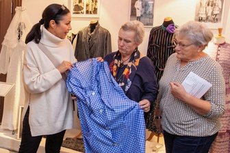 Entertainerin Katrin Weber überrascht bei einem Blitzbesuch in Plauen einstige Wegbegleiter aus dem VEB Damenkonfektion -  Weber selbst brachte jene Schürze mit nach Plauen, die sie in der Produktion an den Nähtischen getragen hatte. Diese gut behütete Dederon-Schürze war unter anderem bereits mehrfach in einem Programm mit Kabarettist Bernd-Lutz Lange im Einsatz. 