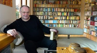 Entertainment pur - Gute Unterhaltung ohne Fernseher: Hans-Dietrich Pester in seinem Wohnzimmer in Mittweida.