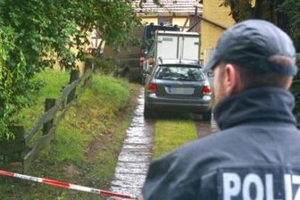 Entführte Anneli wurde ermordet - Ein Ermittler der Kriminalpolizei sichert am Montagabend den Fundort der Leiche. Die 17-jährige Anneli wurde bei einer groß angelegten Suchaktion in einem verlassenen Gehöft bei Klipphausen gefunden.