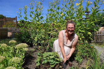 Entgegen dem Trend: Gartenverein im Erzgebirge auch nach 130 Jahren noch taufrisch - Die Vorsitzende des Gartenvereins Am Greifenstein, Susanne Voigt, fühlt sich auch für den Mehrgenerationen-Garten verantwortlich.
