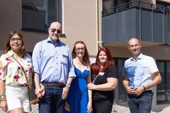 Entgegen dem Trend: Im Erzgebirge eröffnet neue Pflegeeinrichtung - Mae Junga, der kaufmännische Vorstand Uwe Junga, Betreuerin Anna Magdalena Springer, Liegenschaftsverwalterin Stephanie Castiglione-Parsch und Bürgermeister Michael Staib vor dem Wohnkomplex, in dem bald die ersten Bewohner einziehen.