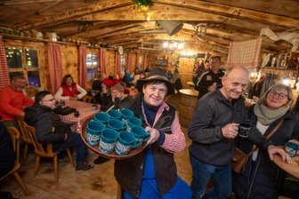 Enthält der Glühwein auf dem Plauener Weihnachtsmarkt zu wenig Alkohol? - Mario Martin (vorn; in seiner Alm-Hütte) hat Wein aus Südtirol importiert und erhitze diesen sachgemäß, wie er sagt.