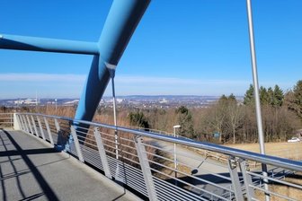 Entlang der Route Sicht in alle Richtungen - Nahe der Fußgängerbrücke an der Wilhelm-Busch-Straße über die Bundesstraße 174 liegen den Wanderern weite Teile von Chemnitz zu Füßen.