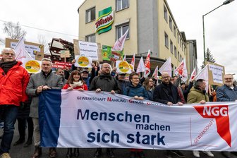 Entlassungen bei Unilever: Angestellte in Auerbach sprechen offen über Existenzängste - Die Beschäftigten von Unilever in Auerbach sehen einer ungewissen Zukunft entgegen. Sie kämpfen um den Erhalt ihrer Arbeitsplätze, wie hier bei einer Demo Ende Januar. In einem Podcast berichteten nun Mitarbeiter über ihre teils sehr privaten Probleme und Existenzängste.