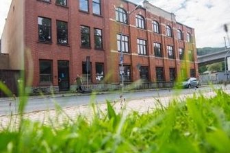 Entlassungen und Ausverkauf bei Auer Betrieb - Das Simplon Werk in Aue. Schon am 31. März sind hier die Lichter endgültig ausgegangen. 