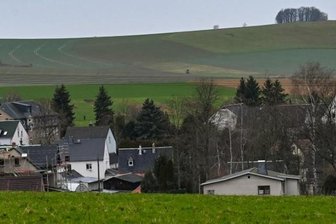 Entscheid über Enteignung - Blick auf den Windberg in Mühlau aus Richtung Burgstädt. Seit etwa 30 Jahren ist geplant, nahe des Gewerbegebietes Granulit abzubauen. Damit beschäftigt sich jetzt ein Gericht. 
