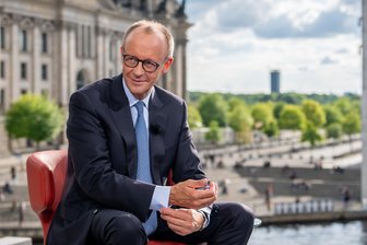Entscheidende Tage für Merz - Bundeskanzler Friedrich Merz (CDU) sitzt nach dem ARD-Sommerinterview vor dem Bundestag. Im Live Gespräch am Sonntagabend äußerte sich Merz auch zum Thema Bürgergeld..