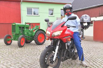 Entscheidung bei „Bauer sucht Frau“ in Oederan: Scheiß auf ,Freunde bleiben‘? - Der zweite Motorradhelm ist zurzeit noch ungenutzt: Paul Lohse aus Schönerstadt ist 22, Landwirt und auf der Suche nach einer Partnerin.