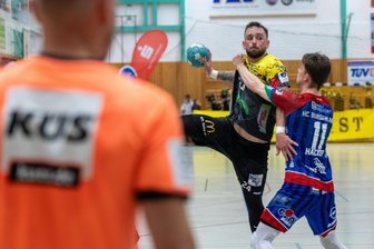 Entscheidung fällt 90 Sekunden vor Schluss: Oberlosaer Handballer verlieren Hinspiel der Relegation hauchdünn - Oberlosas Franz Schauer (am Ball) bei einem Wurfversuch gegen den HC Burgenland.