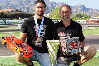 Entscheidung fällt auch in der Box - Ein starkes Team: Europameister Toni Gruber und Vater Gerrit Gruber, der als Mechaniker in der Box seinen Beitrag zum Erfolg des Sohnes leistet. Auf Sizilien wiederholte Toni Gruber seinen EM-Erfolg von 2017.