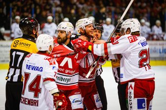 Entscheidung fällt erst in der dritten Verlängerung: Eispiraten Crimmitschau gewinnen nach Tor von Corey Mackin mit 3:2 gegen Regensburg - Hart umkämpft war das erste Spiel in der Play-down-Serie zwischen Crimmitschau und Regensburg.