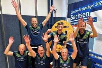 Entscheidung fällt im letzten Einzel - Große Freude herrschte bei den Spielern des TTV Erlbach nach dem ersten Saisonsieg.