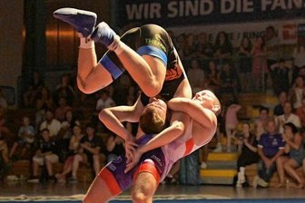 Entscheidung fällt im letzten Kampf - Spektakulär: Aues Dawid Ersetic wirbelte Thalheims Leon Lange mehrfach durch die Luft. 