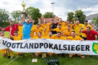 Entscheidung fällt in der dritten Minute - Der VfB Schöneck feierte nach dem Abpfiff in Plauen seinen Finalsieg und den Einzug in den Sachsenpokal. 
