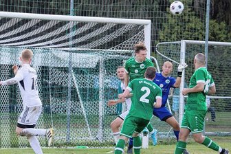 Entscheidung fällt in der Nachspielzeit - Die Oelsnitzer Defensive ist in dieser Szene unter Druck. Merkurs Manolo Pieschel klärt per Kopf vor seinem Torwart Tino Lohse. Die Syrauer Max Rudisch und Tobias Erl schauen ebenso zu wie die Oelsnitzer Robert Ußfeller und Carlos Ebenhöch (von links). 
