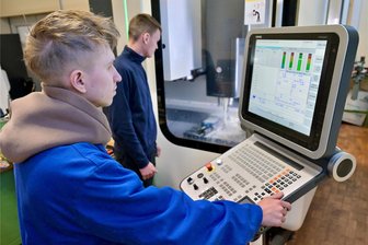 Entscheidung für einen Beruf im Erzgebirge: Wie gelingt es, junge Leute zu halten? - Max Wötzel (li.) und Jonathan Bethke sind Schüler am Berufsschulzentrum Erdmann Kircheis in Aue. Beide wollen einen Beruf in der Metallbranche ergreifen. Sie haben den Umgang mit der CNC-Fräse geübt.