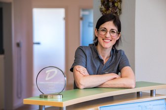 Entscheidung fürs Erzgebirge bringt Zahnärztin Preis ein - Zahnärztin Dr. Hanna Mauritz in Bad Schlema hat den Preis als „Female Founder of the Year 2024“ erhalten.