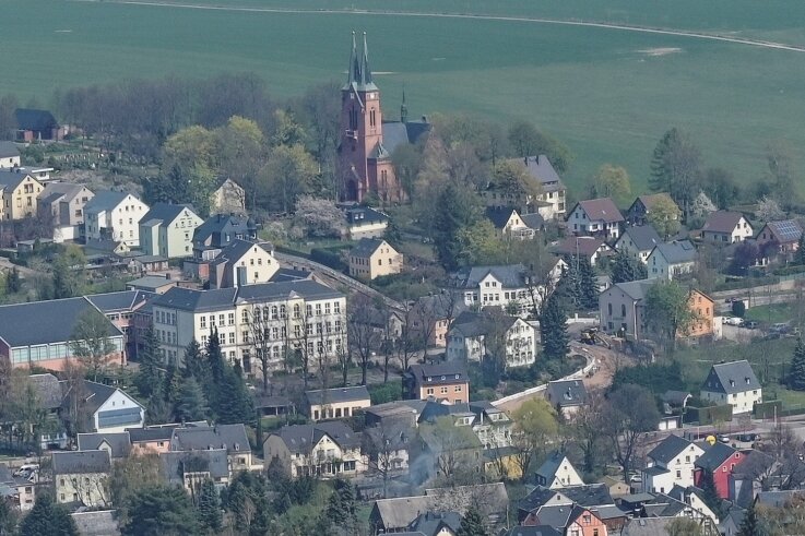 Entscheidung gefallen - Niederwürschnitz feiert - Blick auf den Ortskern von Niederwürschnitz. Die Gemeinde wurde 1447, also vor 575 Jahren, erstmals urkundlich erwähnt. Das soll gefeiert werden. 