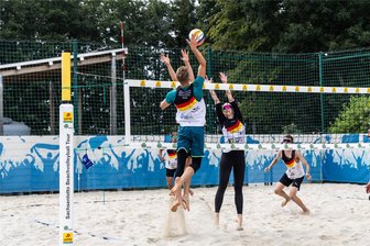 Entscheidung im Sonnenbad Rußdorf: Erster Deutscher Meister im Quattro-Beachvolleyball gekürt - Da doppelt so viele Spieler auf dem Feld sind, wie beim gewöhnlichen Beachvolleyball, dauern die Spielzüge länger.