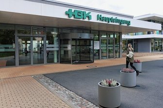 Entscheidung im Zwickauer Stadtrat: Kein Tariflohn im Heinrich-Braun-Klinikum - Der Haupteingang des Heinrich-Braun-Klinikums in Zwickau. Die Ratsentscheidung dürfte die Beschäftigen des Krankenhauses ärgern - und die Geschäftsführung freuen. 