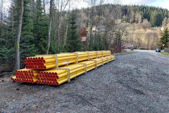 Entscheidung über Baubeginn für B 283 in Zwota wird am Freitag erwartet - Die Gasrohre für die B 283 sind angeliefert, der Baubeginn steht noch aber nicht fest.