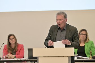 Entscheidung über Zukunft des Theaters Plauen-Zwickau: Stadtrat kippt Sparkonzept - Jens Heinzig, der Aufsichtsratsvorsitzende des Theaters Plauen-Zwickau, lässt kein gutes Haar an der vom Rathaus vorgeschlagenen Sparvariante.