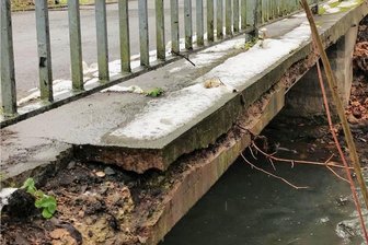 Entscheidung zu maroder Brücke in Bösenbrunn: Risiko oder teuer - Die Straßenbrücke Mühlleithe in Bösenbrunn ist baufällig.