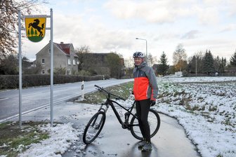 Entscheidung zum Radwegbau in Altmittweida: Die Vorzugsvariante für den Verlauf an der Hauptstraße ist gefunden - Altmittweidas Bürgermeister Jens-Uwe Miether ist begeisterter Radfahrer. Für eine bessere Radinfrastruktur im Ort hofft er, dass an der Hauptstraße die Lücke vom Ende der Radeltrasse bis zur Dorfstraße bald geschlossen wird.