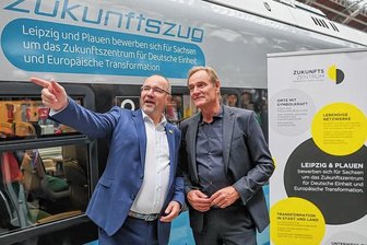 Entscheidung zum Zukunftszentrum: So reagieren die Städte Plauen und Leipzig - Die Oberbürgermeister von Plauen und Leipzig, Steffen Zenner (links, CDU) und Burkhard Jung (SPD), warben im September am sogenannten Zukunftszug um den Standort des Zukunftszentrums. Doch am Ende ging das sächsische Bewerber-Duo leer aus.