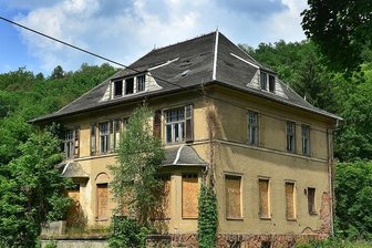 Entscheidung zur Kommandantenvilla KZ Sachsenburg verschoben - Coronabedingt verschoben hat die Stadt Frankenberg die für Montag und Dienstag nächste Woche geplante Jurysitzung zum Gestaltungswettbewerb für die "Kommandantenvilla" des früheren KZ Sachsenburg.