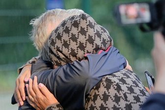 Entscheidungen über Leben und Tod der Ortskräfte - Ankunft von Menschen aus Afghanistan vor einer Aufnahmeeinrichtung in Hamburg.