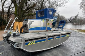 Entschlammung des Greizer Parksees hat begonnen - Einschränkungen für Besucher - Das Amphibienfahrzeug durchkämmt den Schlamm des Sees nach größeren Gegenständen.